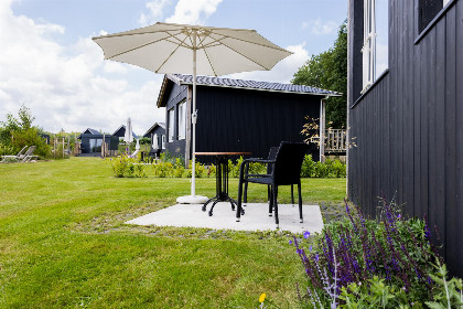 008 Tiny House voor 2 personen rondom een vijver op park de Kremmer