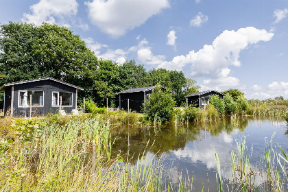 009 Tiny House voor 2 personen rondom een vijver op park de Kremmer