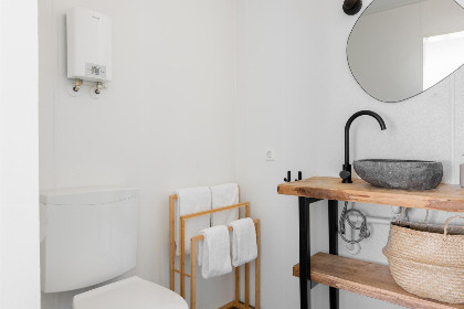 012 Tiny House voor 2 personen rondom een vijver op park de Kremmer