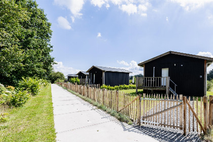 014 Tiny House voor 2 personen rondom een vijver op park de Kremmer