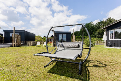 017 Tiny House voor 2 personen rondom een vijver op park de Kremmer