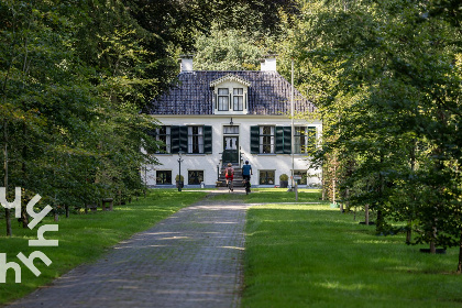 031 Modern 4 persoons vakantiehuis met riante tuin en terras aan de zwemvijver in Havelte