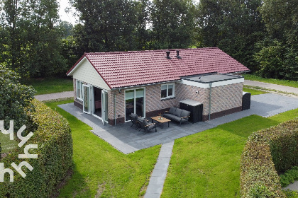 040 Modern 4 persoons vakantiehuis met riante tuin en terras aan de zwemvijver in Havelte