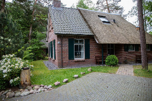 Vrijstaande 8 persoons bungalow met bedstee op een vakantiepark in Drenthe