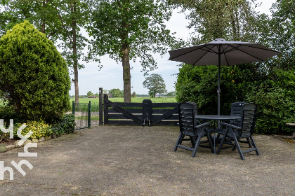 003 Bosrijke 6 tot 12 persoons vakantiewoning met geitjes en speeltoestel in Koekange