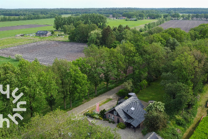 035 Bosrijke 6 tot 12 persoons vakantiewoning met geitjes en speeltoestel in Koekange