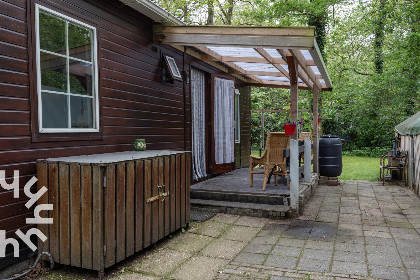 025 Bosrijk gelegen 4 persoons vakantiehuis met prachtige tuin en heerlijke serre, in Norg