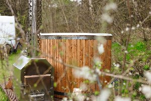 Comfortplaats met prive hottub en prive sanitair naast de plaats