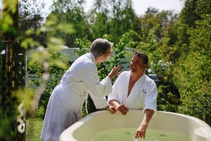 001 Comfortplaats met prive hottub en prive sanitair naast de plaats