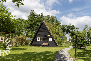 Idylische 4 persoons Drentse Plaggenhut naast een wijngaard met alle comfort