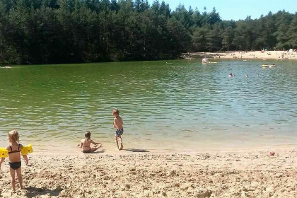 011 Mooi 12 persoons vakantiehuis midden in het bos in Drenthe met hottub