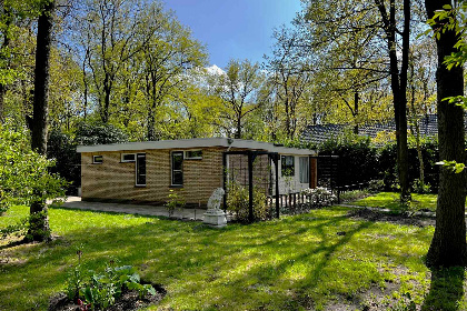 009 Vrijstaand 4 persoons vakantiebungalow midden in het bos in Drenthe