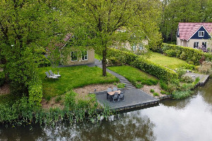 Aan het water gelegen 6 persoons vakantiehuis met sauna en ruime tuin in Westerbork