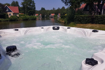 004 Ferienhaus am Wasser fur 6 Personen mit Sauna und Whirlpool in Westerbork