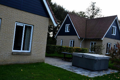 008 Ferienhaus am Wasser fur 6 Personen mit Sauna und Whirlpool in Westerbork