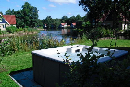 016 Ferienhaus am Wasser fur 6 Personen mit Sauna und Whirlpool in Westerbork