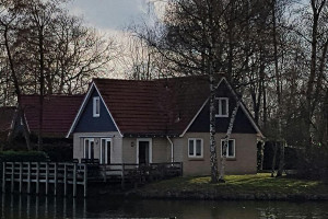 Vakantiehuis voor 6 personen gelegen aan het water op een vakantiepark in Westerbork