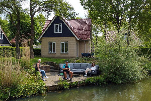 Vrijstaand 8 persoons vakantiehuis met sauna, gelegen aan het water in Westerbork