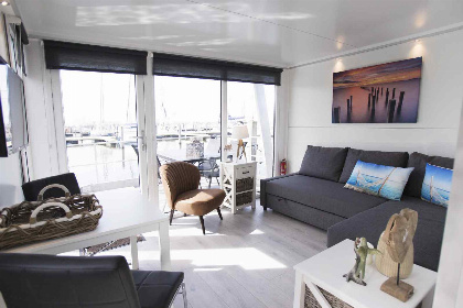 004 Deze prachtige 6 persoons waterlodge ligt in Marina Muiderzand in Almere