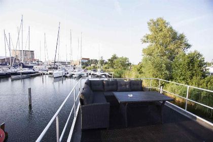 012 Deze prachtige 6 persoons waterlodge ligt in Marina Muiderzand in Almere