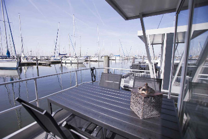 013 Deze prachtige 6 persoons waterlodge ligt in Marina Muiderzand in Almere