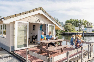 Uniek gelegen 4 persoons chalet op het water in Marina Muiderzand in Almere