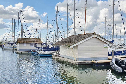 003 Uniek gelegen 4 persoons chalet op het water in Marina Muiderzand in Almere