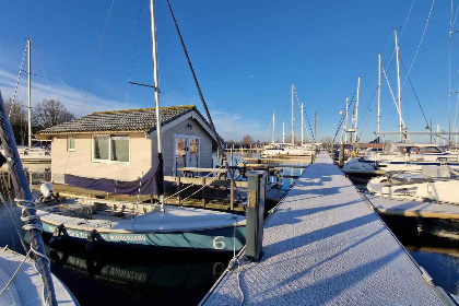 009 Uniek gelegen 4 persoons chalet op het water in Marina Muiderzand in Almere