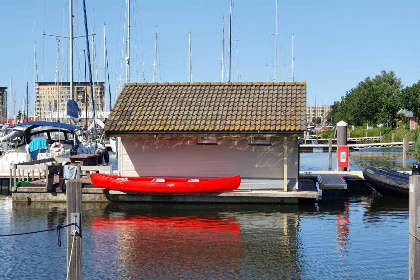 012 Uniek gelegen 4 persoons chalet op het water in Marina Muiderzand in Almere