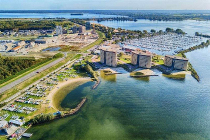 013 Uniek gelegen 4 persoons chalet op het water in Marina Muiderzand in Almere