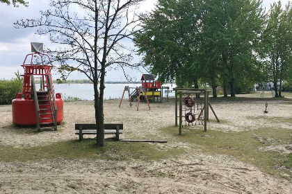 018 Uniek gelegen 4 persoons chalet op het water in Marina Muiderzand in Almere