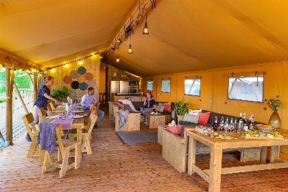 001 Groepsverblijf groepstent   vier luxe 6 pers. glamping tenten (24 personen)