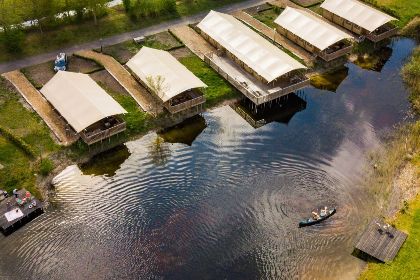 002 Groepsverblijf groepstent   vier luxe 6 pers. glamping tenten (24 personen)