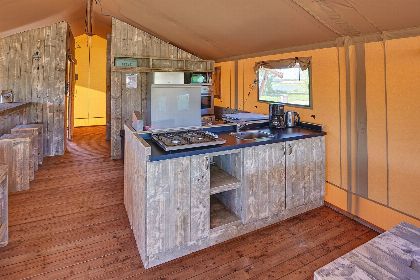 004 Groepsverblijf groepstent   vier luxe 6 pers. glamping tenten (24 personen)