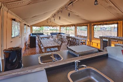 005 Groepsverblijf groepstent   vier luxe 6 pers. glamping tenten (24 personen)