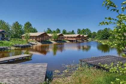 007 Groepsverblijf groepstent   vier luxe 6 pers. glamping tenten (24 personen)