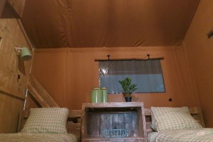 010 Groepsverblijf groepstent   vier luxe 6 pers. glamping tenten (24 personen)