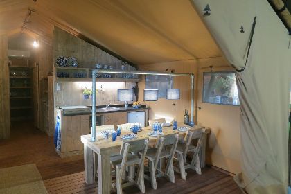 012 Groepsverblijf groepstent   vier luxe 6 pers. glamping tenten (24 personen)