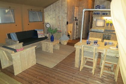 013 Groepsverblijf groepstent   vier luxe 6 pers. glamping tenten (24 personen)