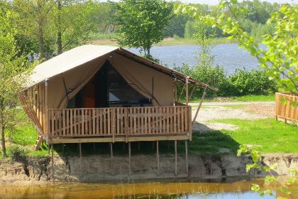 014 Groepsverblijf groepstent   vier luxe 6 pers. glamping tenten (24 personen)