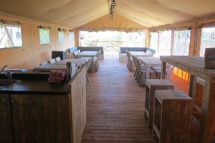 016 Groepsverblijf groepstent   vier luxe 6 pers. glamping tenten (24 personen)