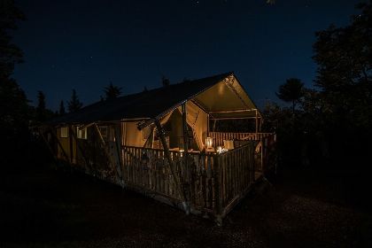 019 Groepsverblijf groepstent   vier luxe 6 pers. glamping tenten (24 personen)