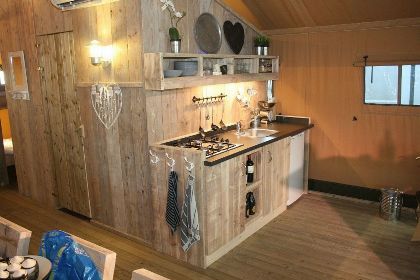 020 Groepsverblijf groepstent   vier luxe 6 pers. glamping tenten (24 personen)