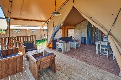 021 Groepsverblijf groepstent   vier luxe 6 pers. glamping tenten (24 personen)