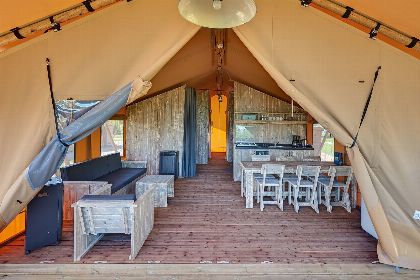 022 Groepsverblijf groepstent   vier luxe 6 pers. glamping tenten (24 personen)