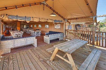 023 Groepsverblijf groepstent   vier luxe 6 pers. glamping tenten (24 personen)