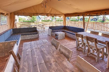 024 Groepsverblijf groepstent   vier luxe 6 pers. glamping tenten (24 personen)