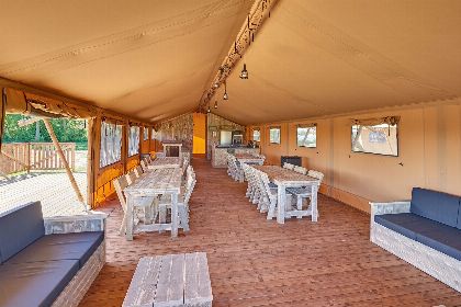 026 Groepsverblijf groepstent   vier luxe 6 pers. glamping tenten (24 personen)