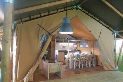 027 Groepsverblijf groepstent   vier luxe 6 pers. glamping tenten (24 personen)