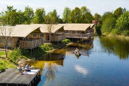 031 Groepsverblijf groepstent   vier luxe 6 pers. glamping tenten (24 personen)